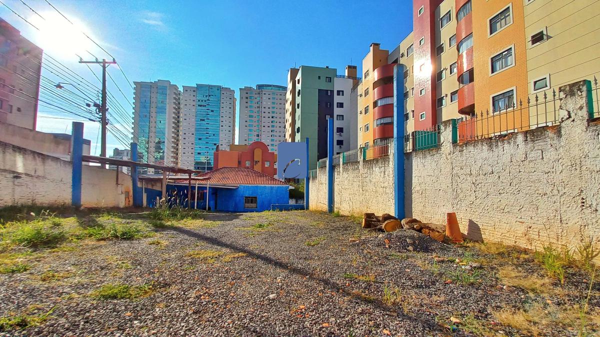 Terreno de esquina com 340m² no Centro de Ponta Grossa